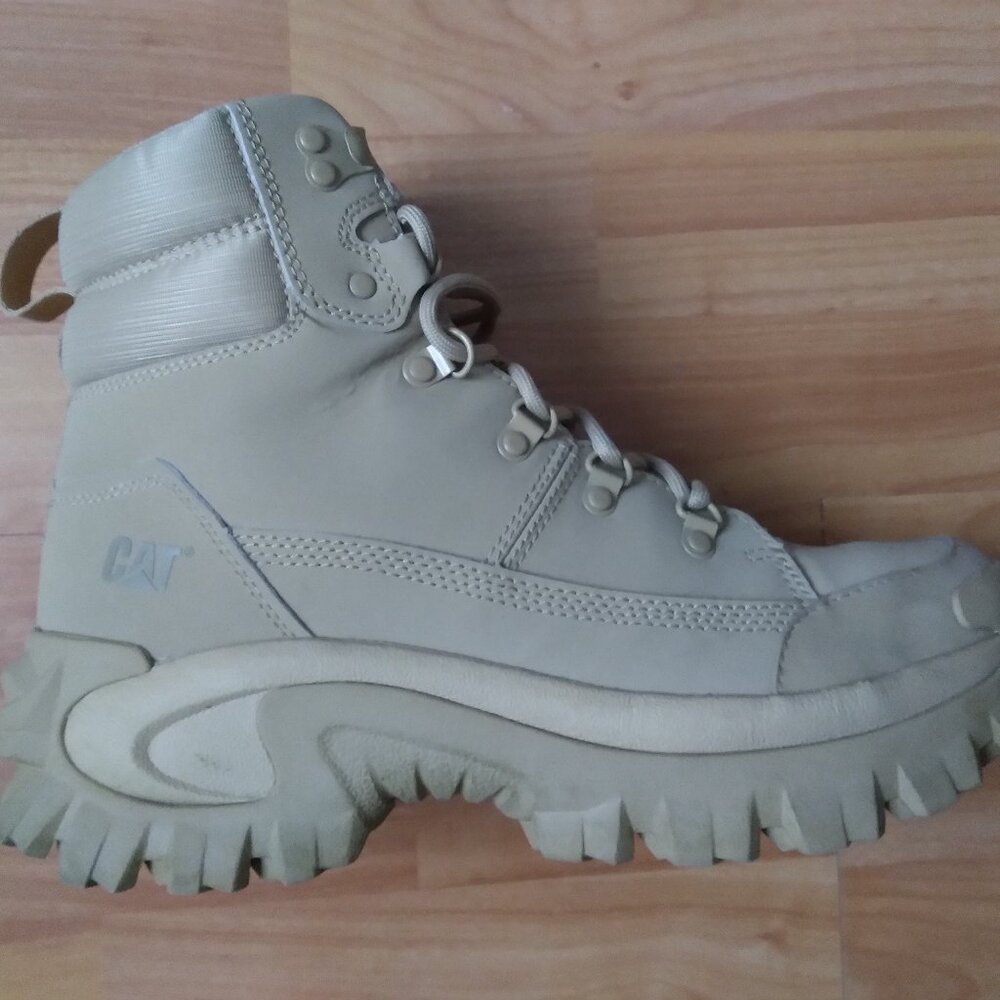Caterpillar - RARE- Beige Boots - Working/Style/Winter/Spring - 9.5 (US)